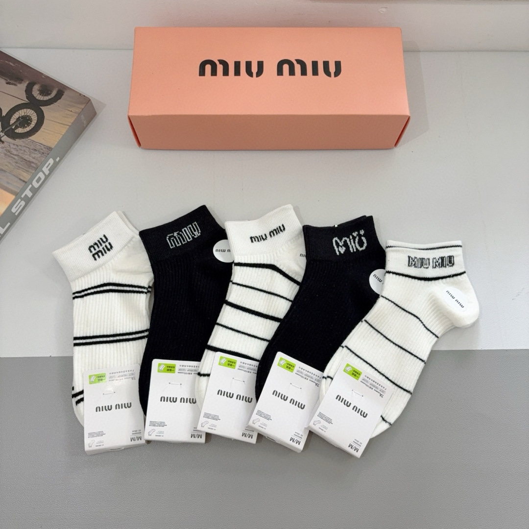 配包装【一盒5双】
miumiu · 缪缪 新款网红袜子❗️短筒船袜。纯棉材质，轻薄柔软透气，四季通用，