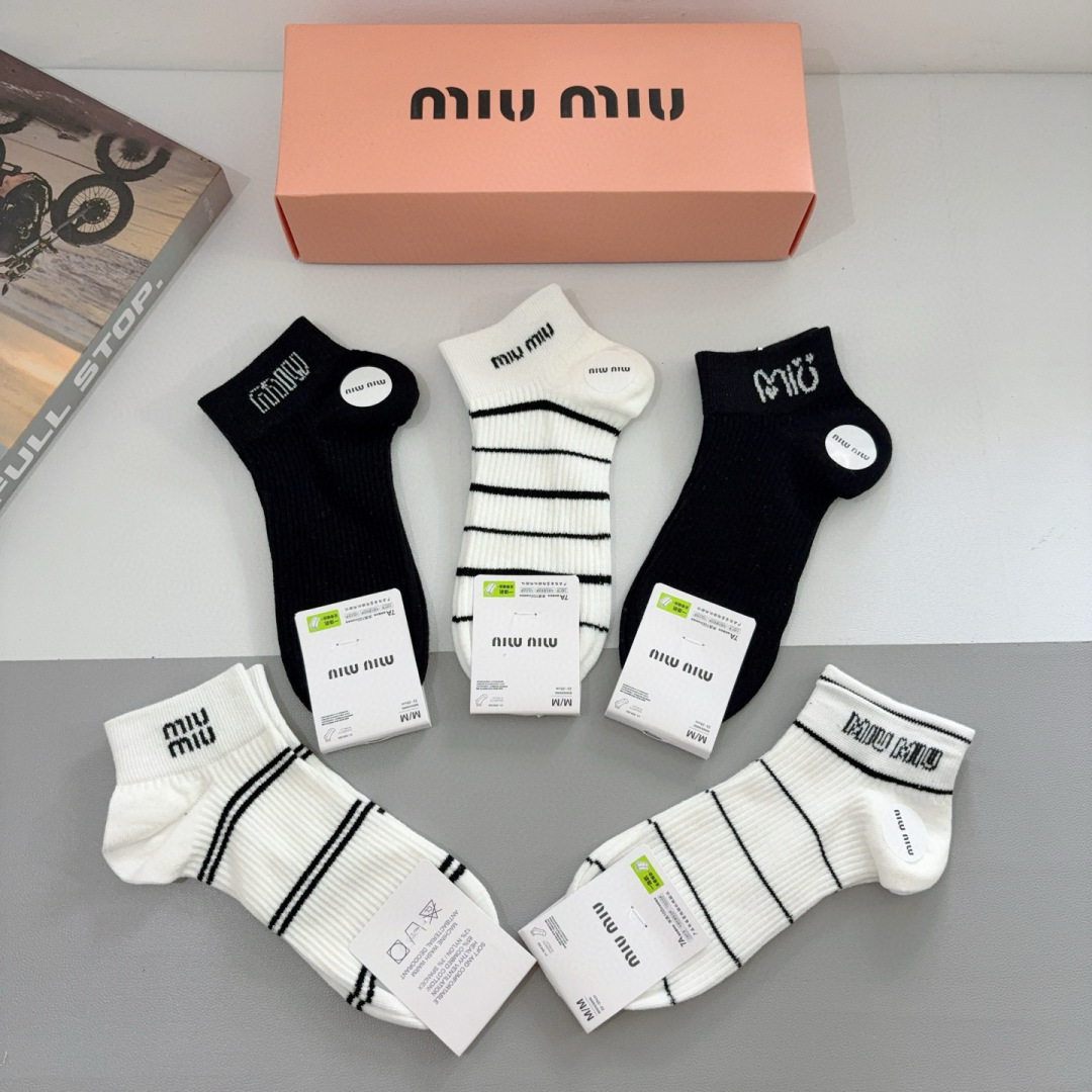 配包装【一盒5双】
miumiu · 缪缪 新款网红袜子❗️短筒船袜。纯棉材质，轻薄柔软透气，四季通用，