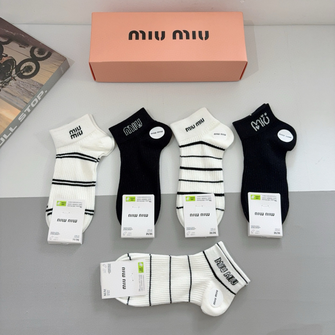 配包装【一盒5双】
miumiu · 缪缪 新款网红袜子❗️短筒船袜。纯棉材质，轻薄柔软透气，四季通用，