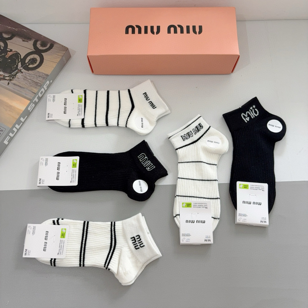 配包装【一盒5双】
miumiu · 缪缪 新款网红袜子❗️短筒船袜。纯棉材质，轻薄柔软透气，四季通用，