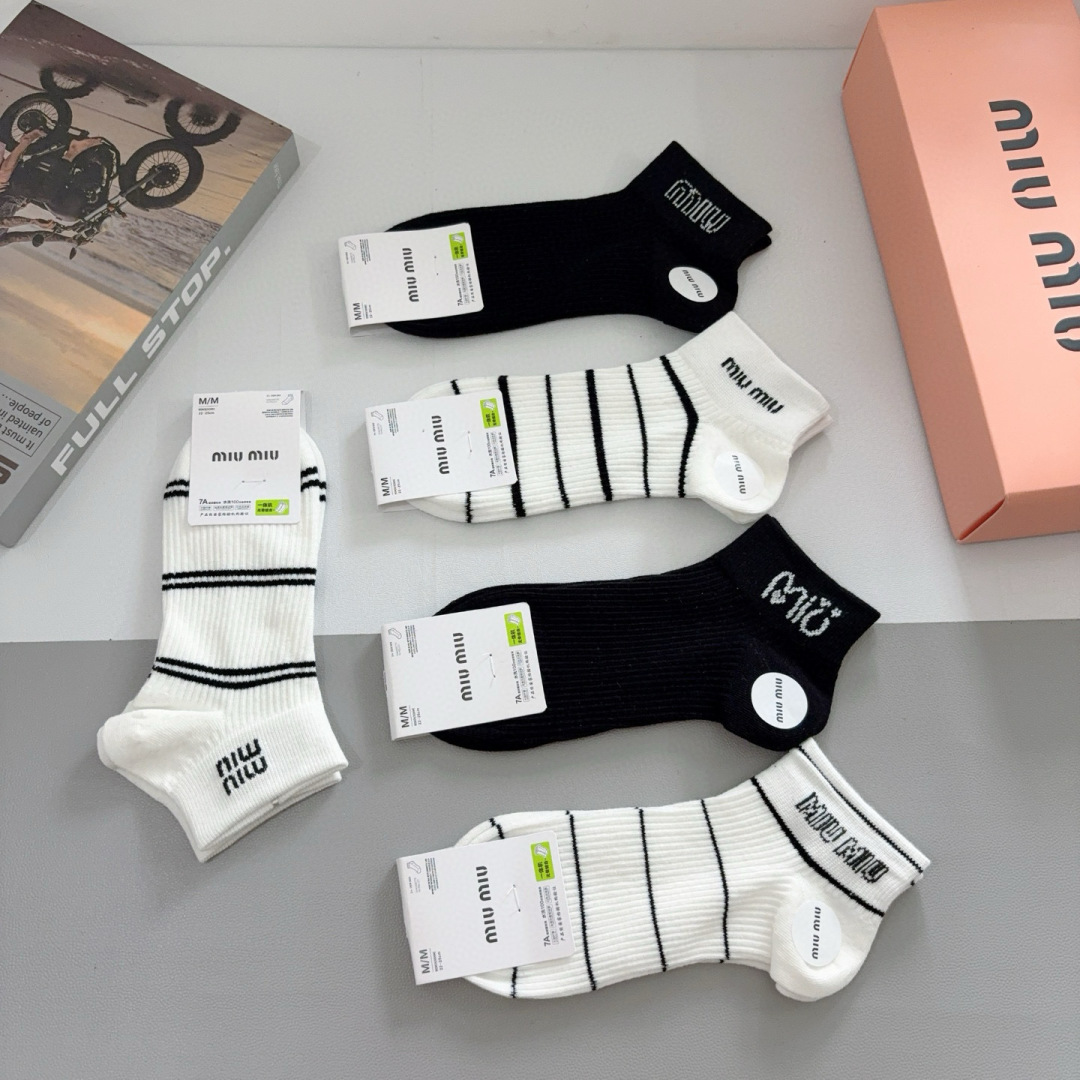 配包装【一盒5双】
miumiu · 缪缪 新款网红袜子❗️短筒船袜。纯棉材质，轻薄柔软透气，四季通用，