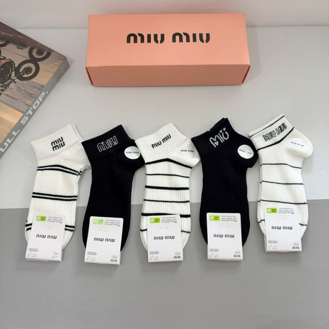 配包装【一盒5双】
miumiu · 缪缪 新款网红袜子❗️短筒船袜。纯棉材质，轻薄柔软透气，四季通用，