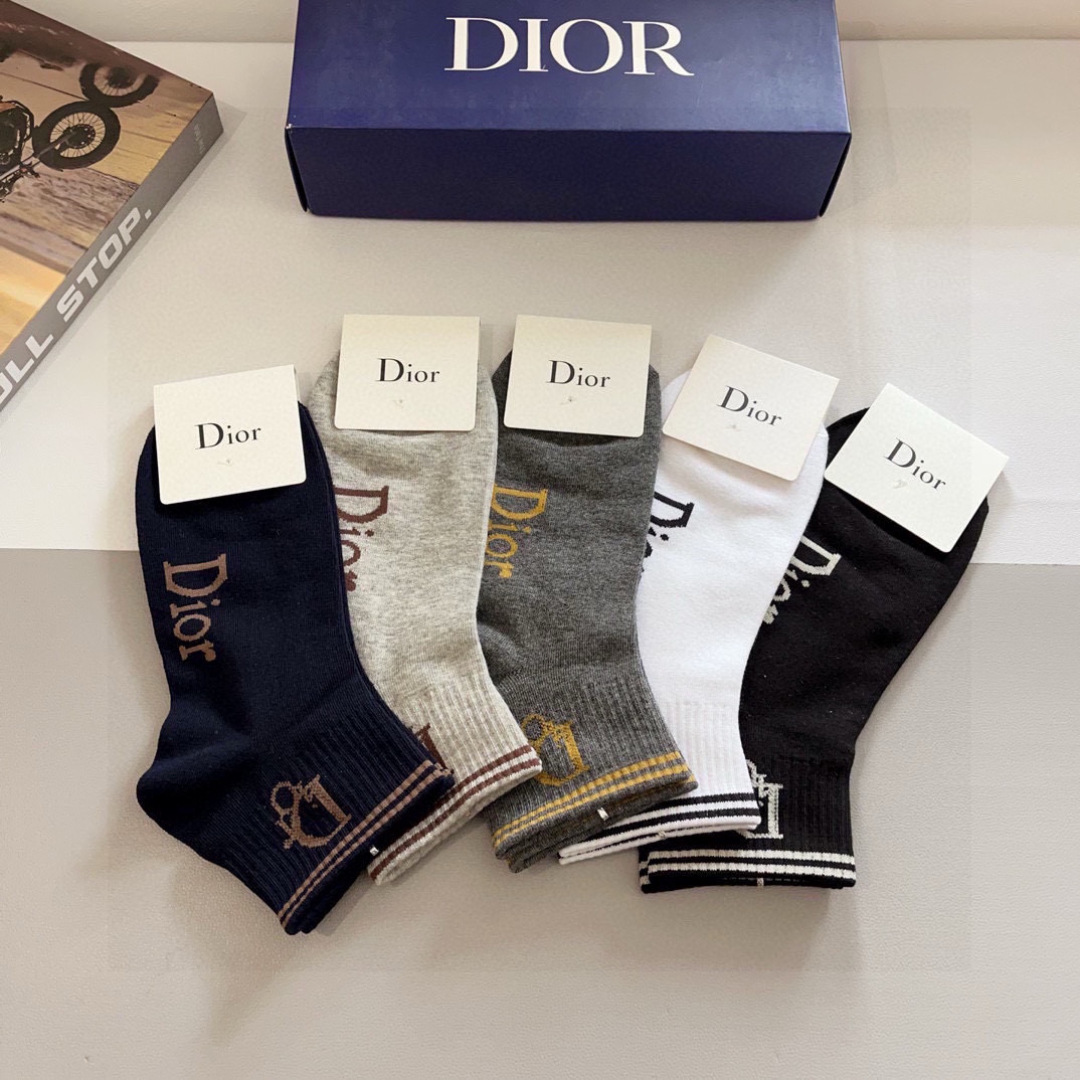 配包装（一盒5双）
Dior 迪奥 新款字母罗口长筒袜子！爆款字母专柜同步长筒袜，💛大牌出街，潮人必备。