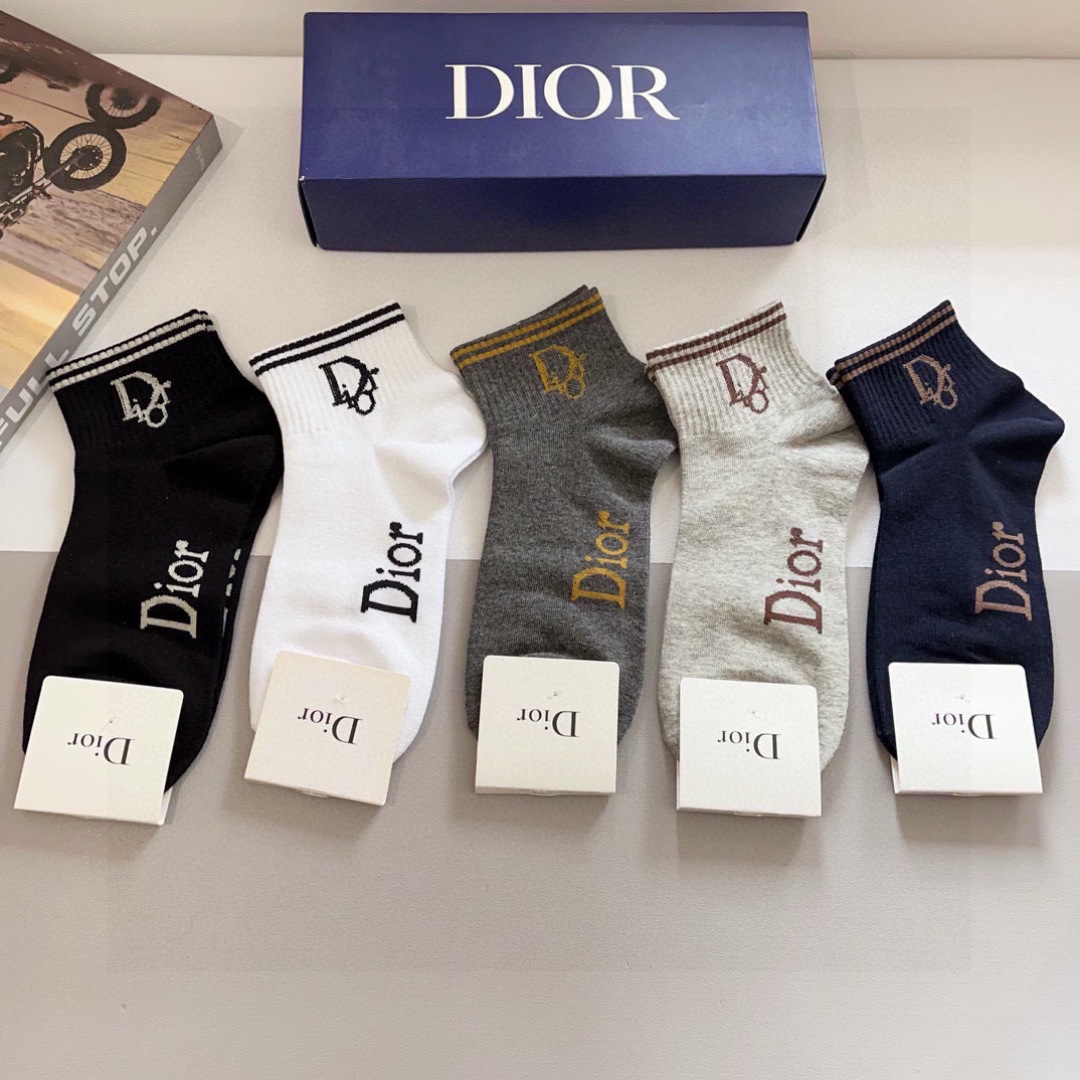 配包装（一盒5双）
Dior 迪奥 新款字母罗口长筒袜子！爆款字母专柜同步长筒袜，💛大牌出街，潮人必备。