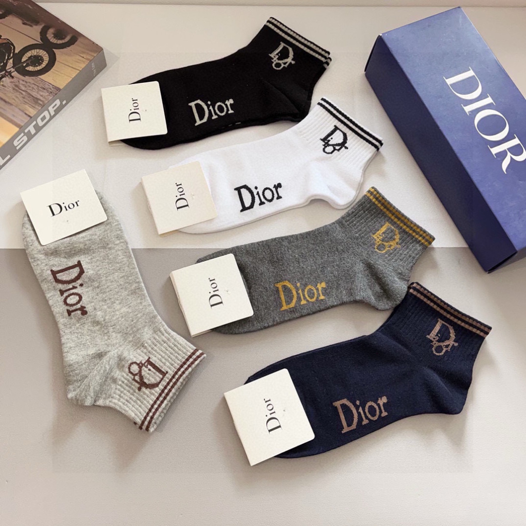 配包装（一盒5双）
Dior 迪奥 新款字母罗口长筒袜子！爆款字母专柜同步长筒袜，💛大牌出街，潮人必备。
