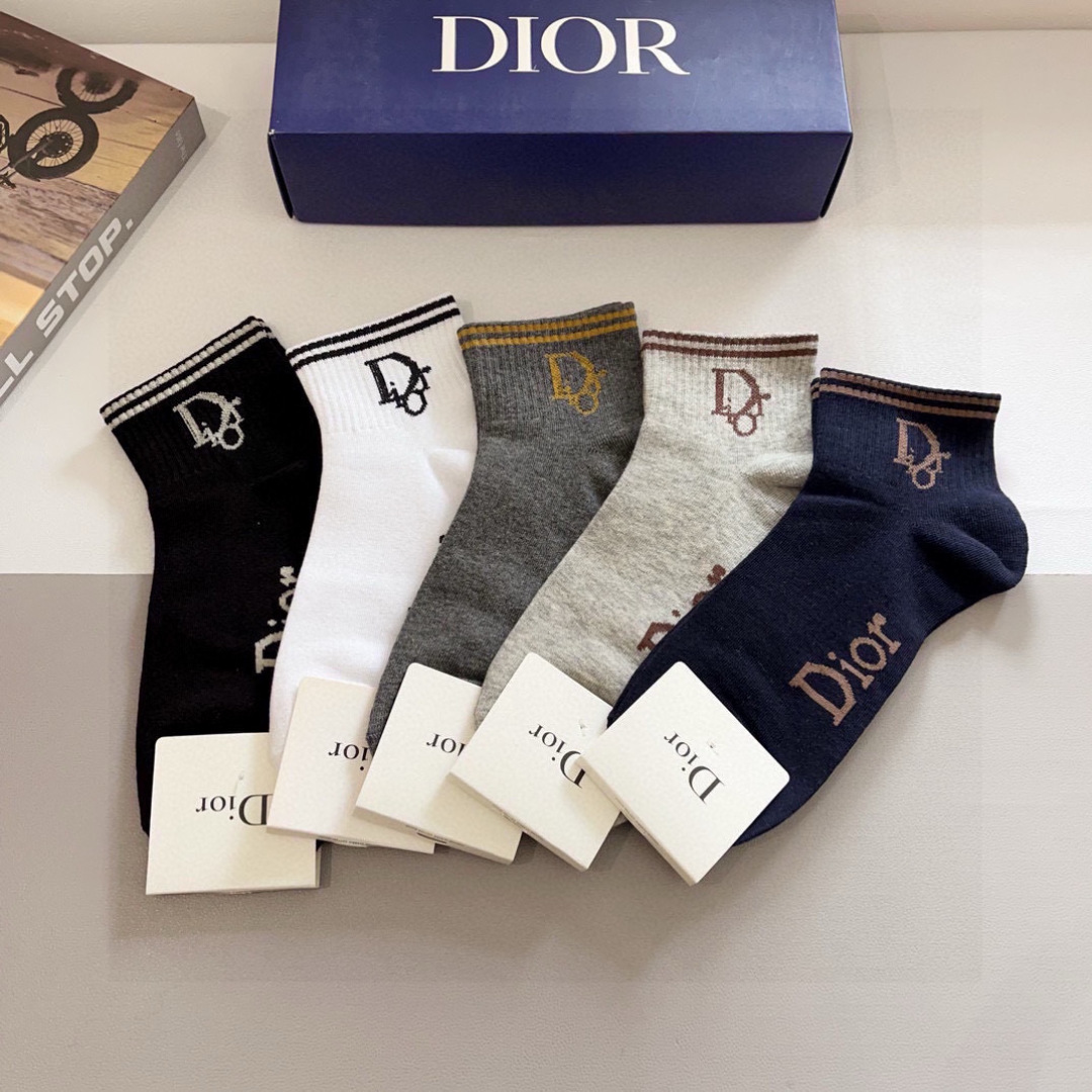 配包装（一盒5双）
Dior 迪奥 新款字母罗口长筒袜子！爆款字母专柜同步长筒袜，💛大牌出街，潮人必备。