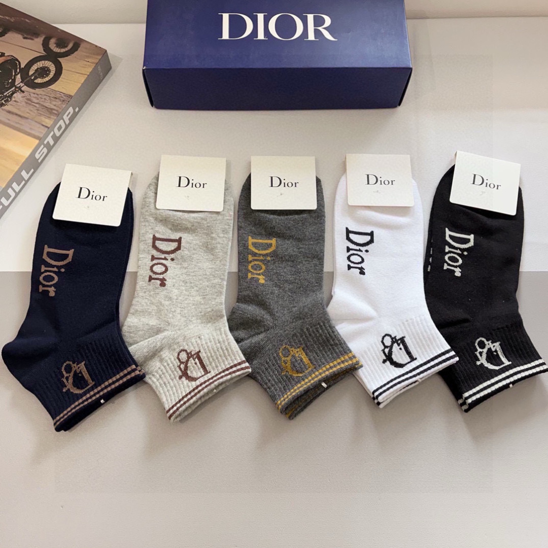 配包装（一盒5双）
Dior 迪奥 新款字母罗口长筒袜子！爆款字母专柜同步长筒袜，💛大牌出街，潮人必备。