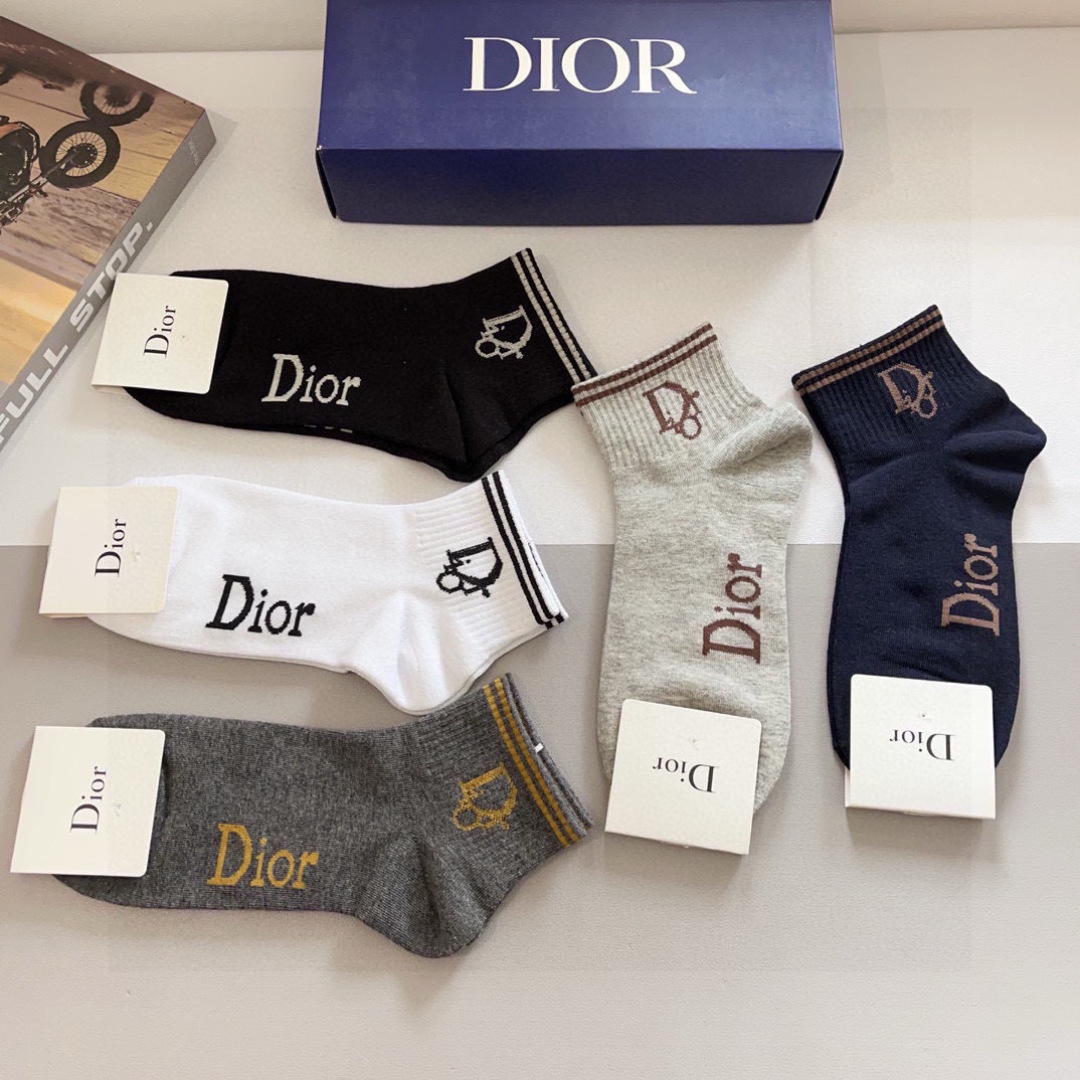 配包装（一盒5双）
Dior 迪奥 新款字母罗口长筒袜子！爆款字母专柜同步长筒袜，💛大牌出街，潮人必备。
