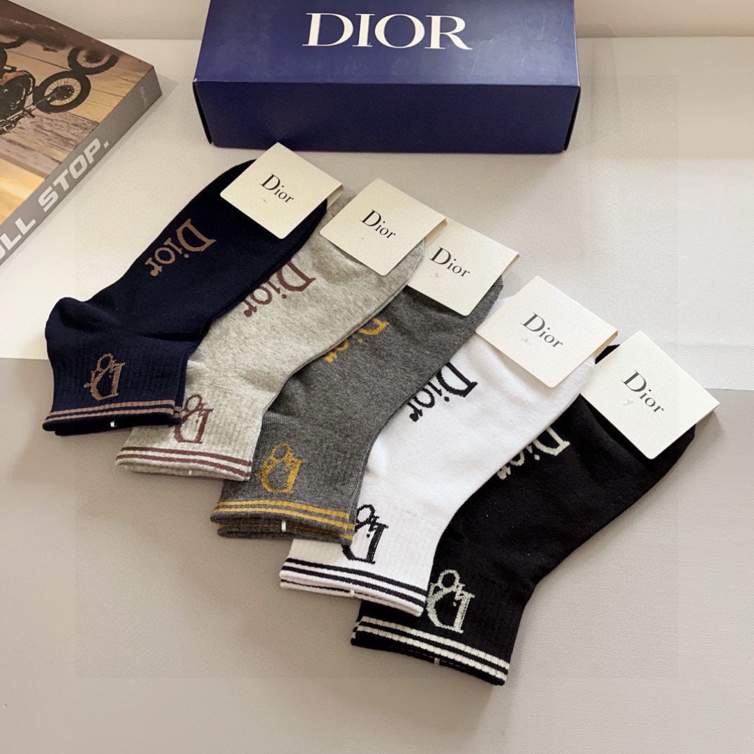 配包装（一盒5双）
Dior 迪奥 新款字母罗口长筒袜子！爆款字母专柜同步长筒袜，💛大牌出街，潮人必备。