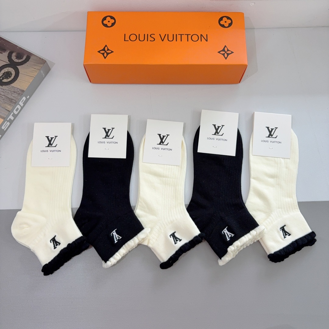 配包装（一盒5双） 
🌟 LV 路易威登 ，新款刺绣纯棉袜子 经典字母logo船袜，个性时尚百搭款，！超
