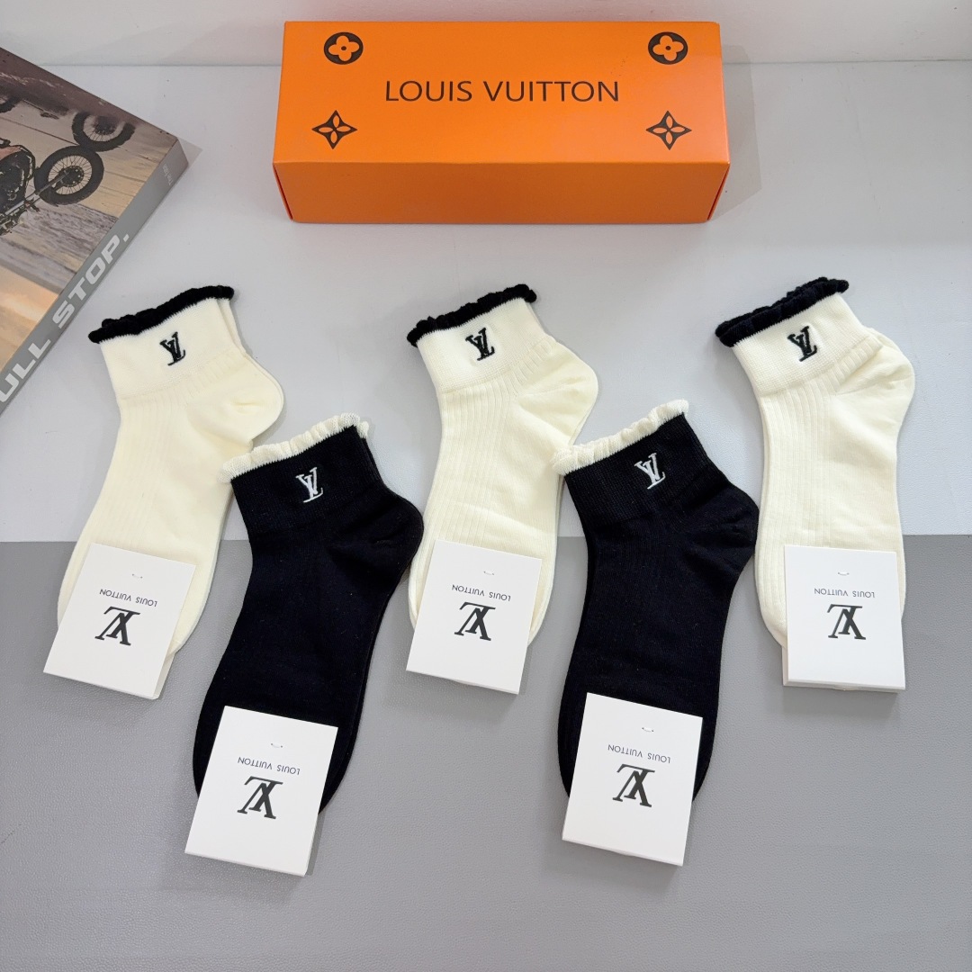 配包装（一盒5双） 
🌟 LV 路易威登 ，新款刺绣纯棉袜子 经典字母logo船袜，个性时尚百搭款，！超
