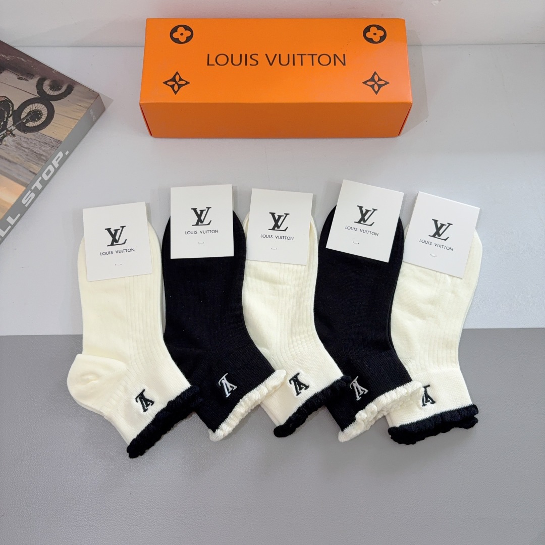 配包装（一盒5双） 
🌟 LV 路易威登 ，新款刺绣纯棉袜子 经典字母logo船袜，个性时尚百搭款，！超