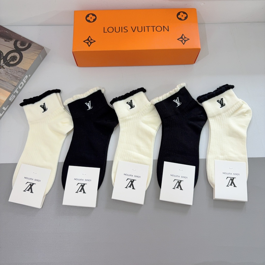 配包装（一盒5双） 
🌟 LV 路易威登 ，新款刺绣纯棉袜子 经典字母logo船袜，个性时尚百搭款，！超