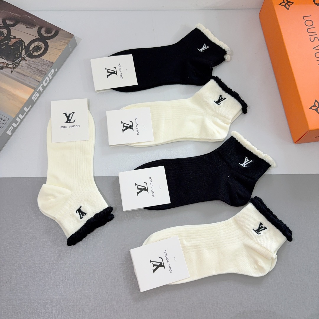 配包装（一盒5双） 
🌟 LV 路易威登 ，新款刺绣纯棉袜子 经典字母logo船袜，个性时尚百搭款，！超