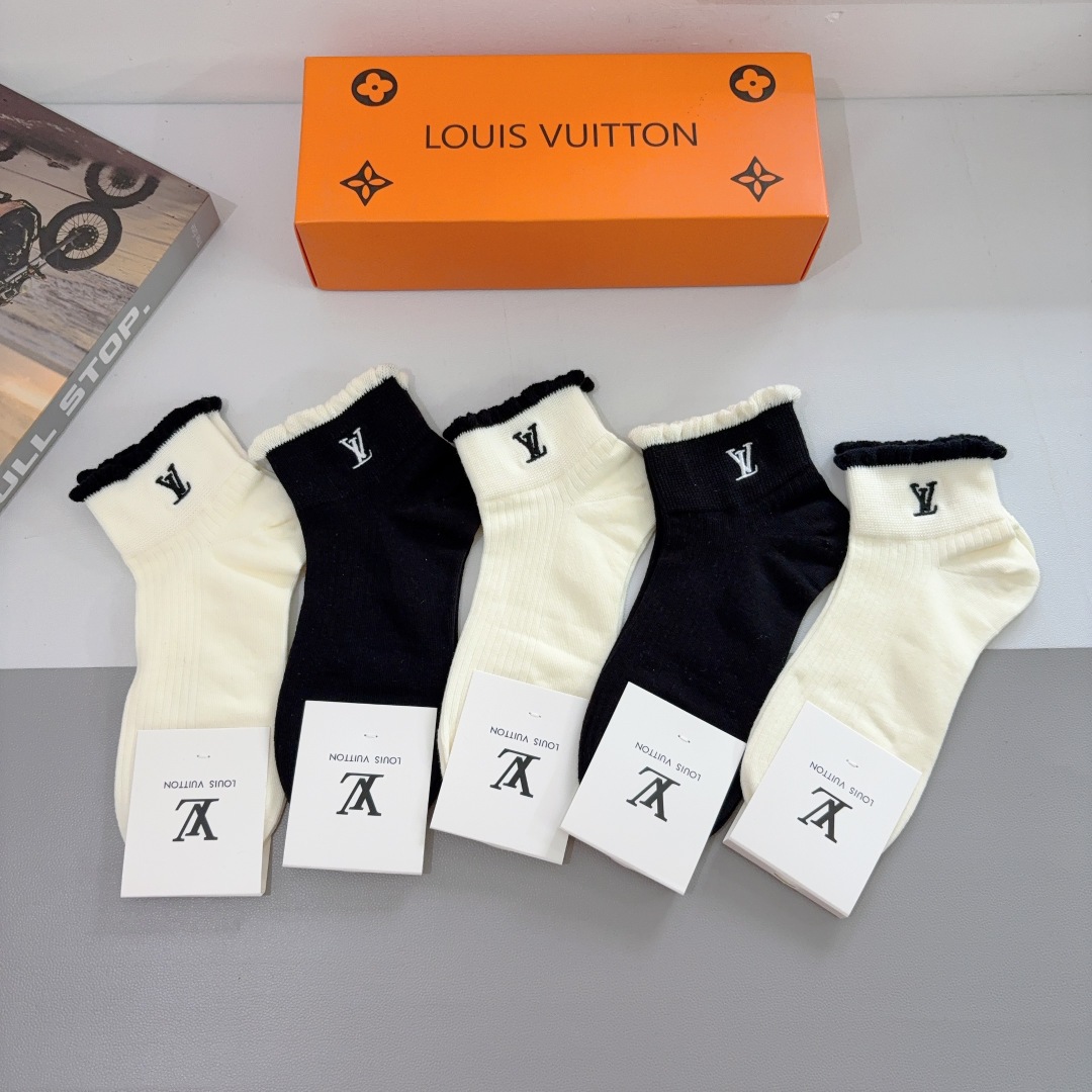 配包装（一盒5双） 
🌟 LV 路易威登 ，新款刺绣纯棉袜子 经典字母logo船袜，个性时尚百搭款，！超