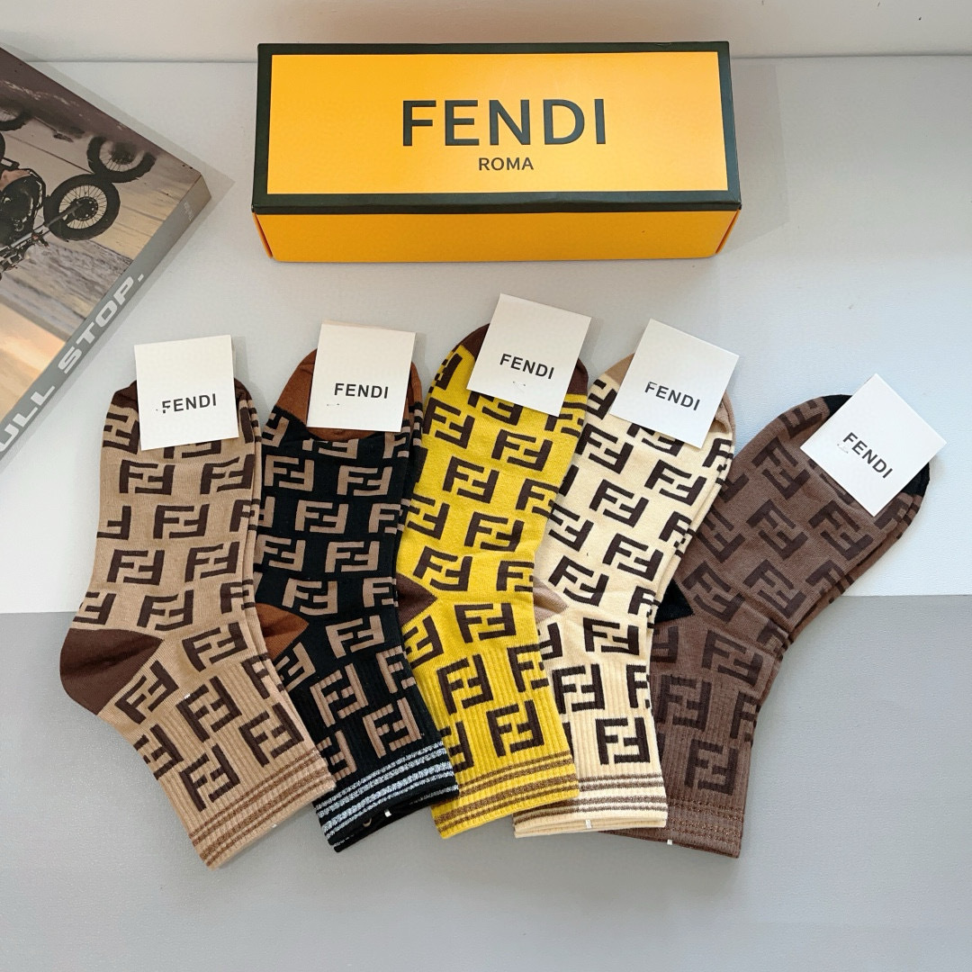 配包装（一盒5双）
FENDI  芬迪  字母双Ｆ经典款中筒袜子，💓实用好穿 柔软透气，时尚百搭款，大牌