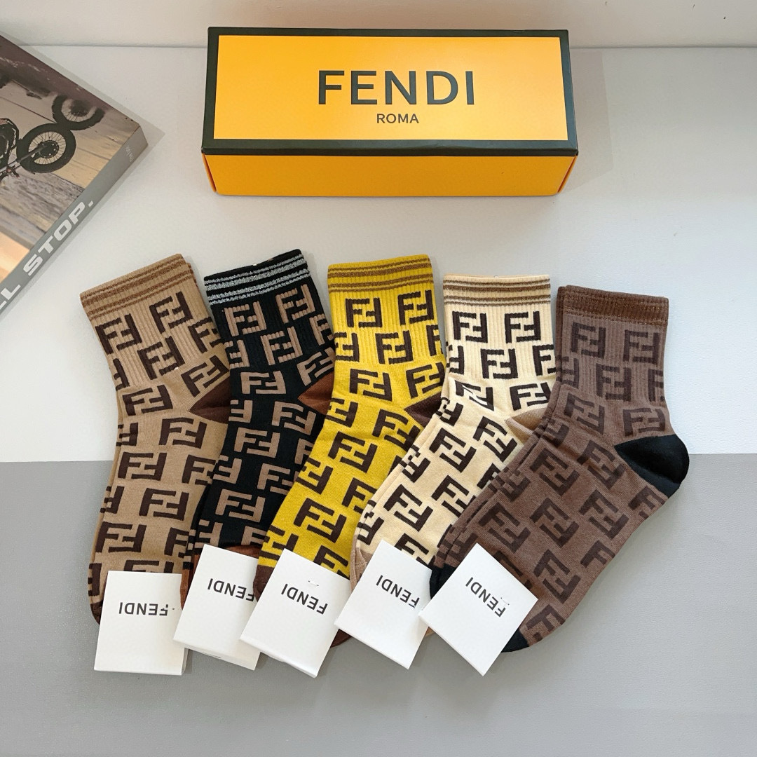 配包装（一盒5双）
FENDI  芬迪  字母双Ｆ经典款中筒袜子，💓实用好穿 柔软透气，时尚百搭款，大牌