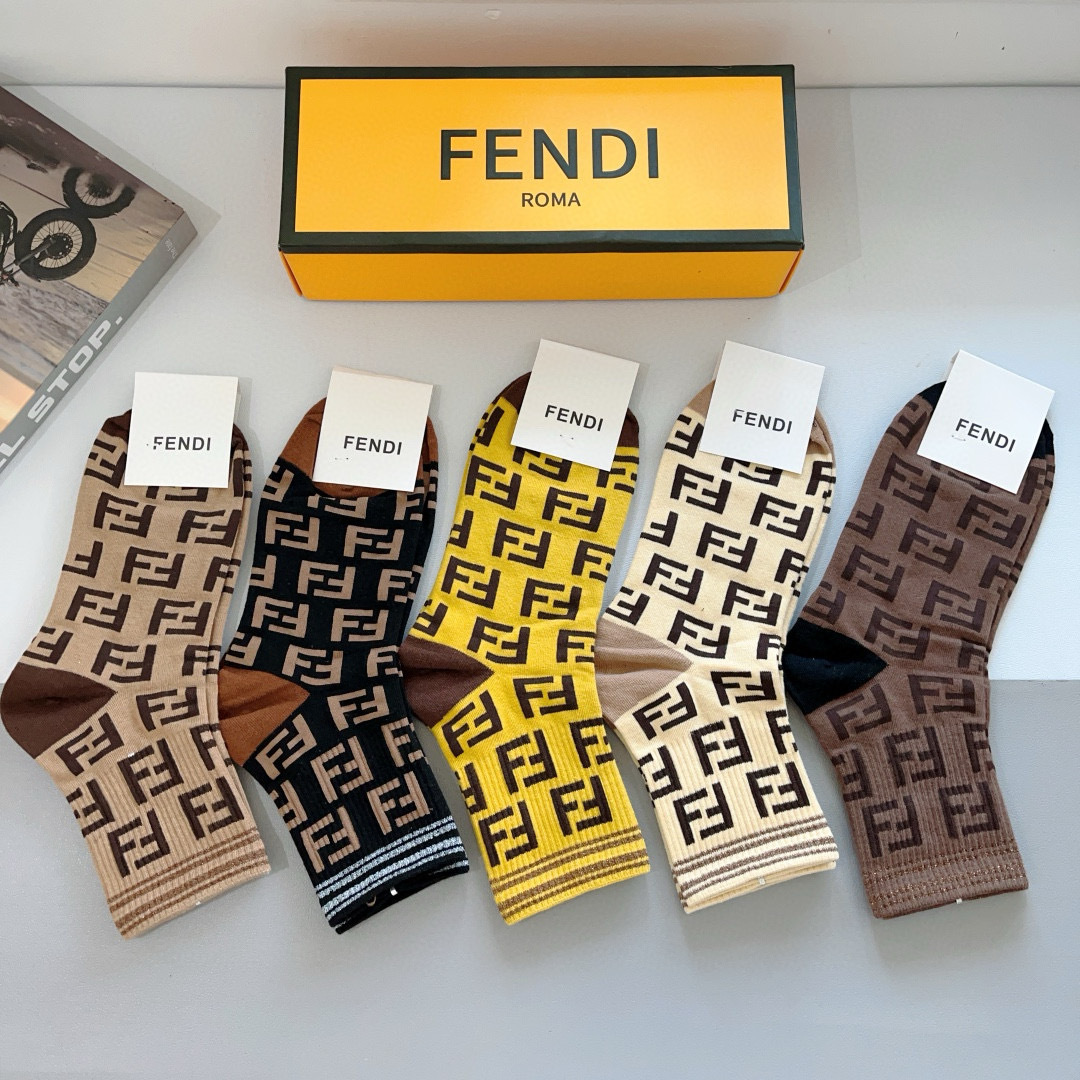 配包装（一盒5双）
FENDI  芬迪  字母双Ｆ经典款中筒袜子，💓实用好穿 柔软透气，时尚百搭款，大牌