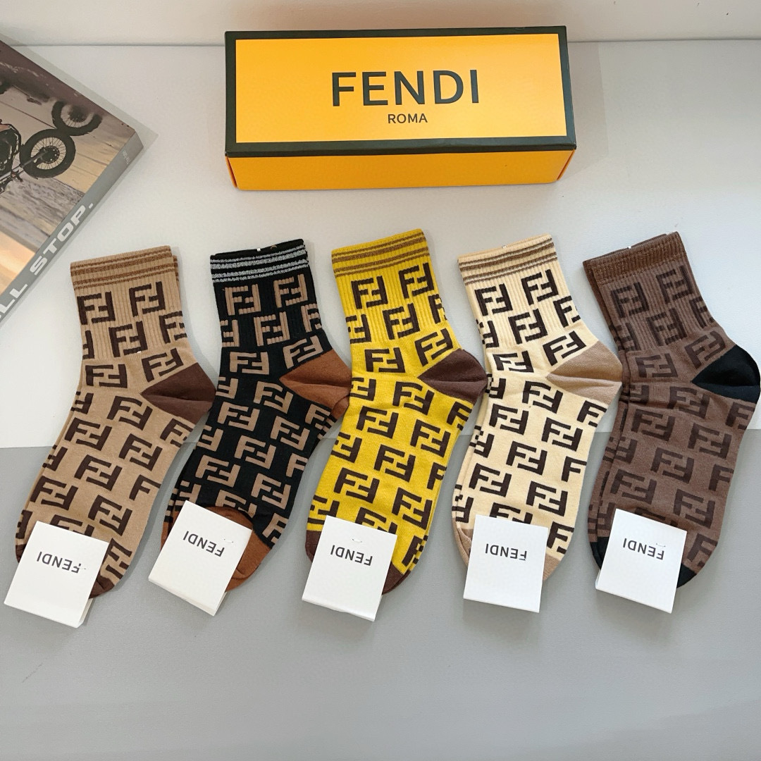 配包装（一盒5双）
FENDI  芬迪  字母双Ｆ经典款中筒袜子，💓实用好穿 柔软透气，时尚百搭款，大牌