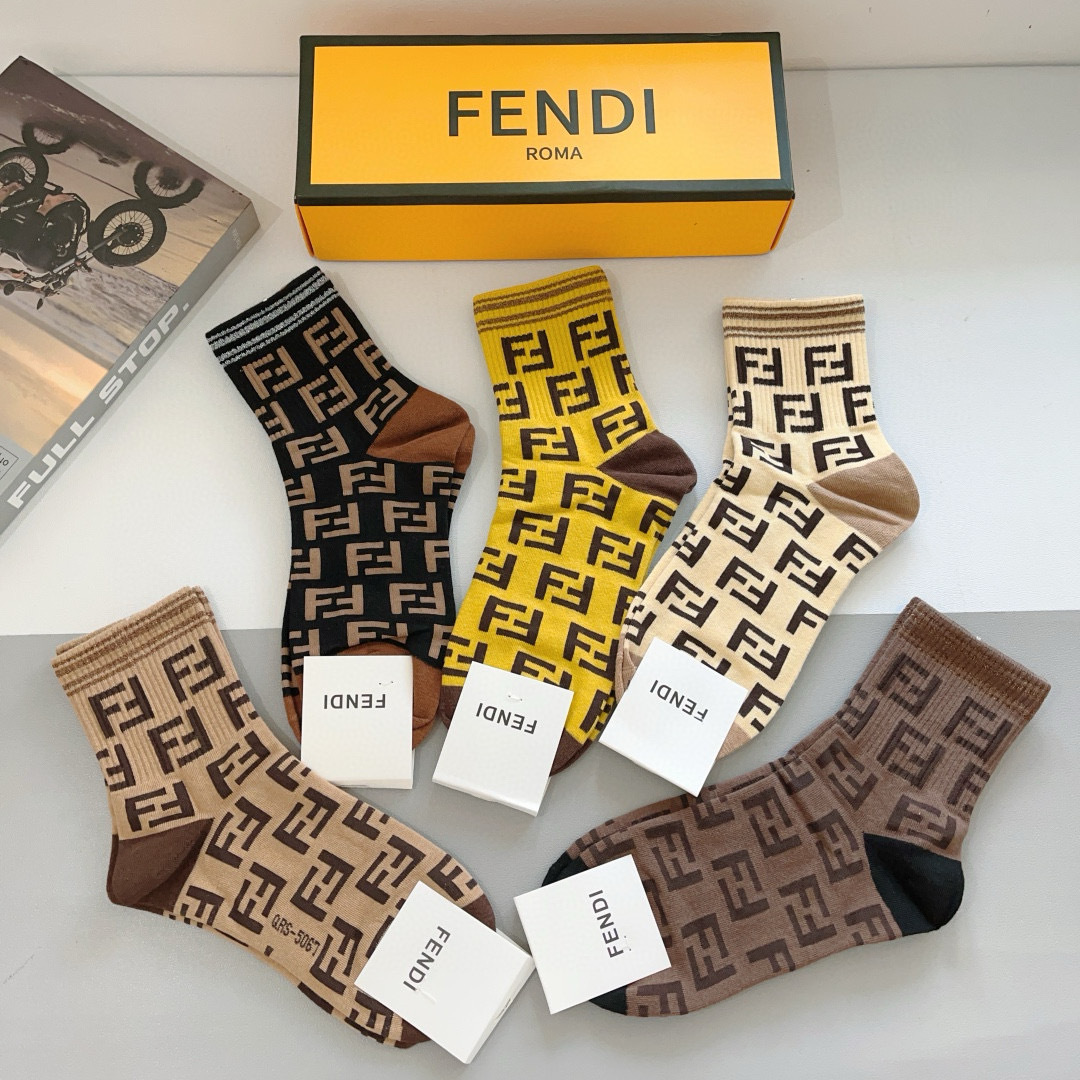 配包装（一盒5双）
FENDI  芬迪  字母双Ｆ经典款中筒袜子，💓实用好穿 柔软透气，时尚百搭款，大牌