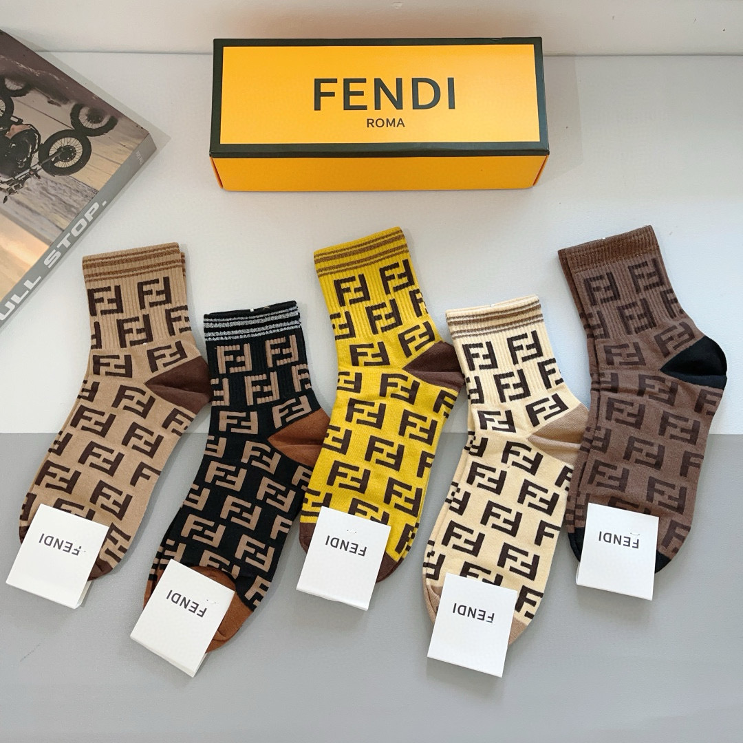 配包装（一盒5双）
FENDI  芬迪  字母双Ｆ经典款中筒袜子，💓实用好穿 柔软透气，时尚百搭款，大牌