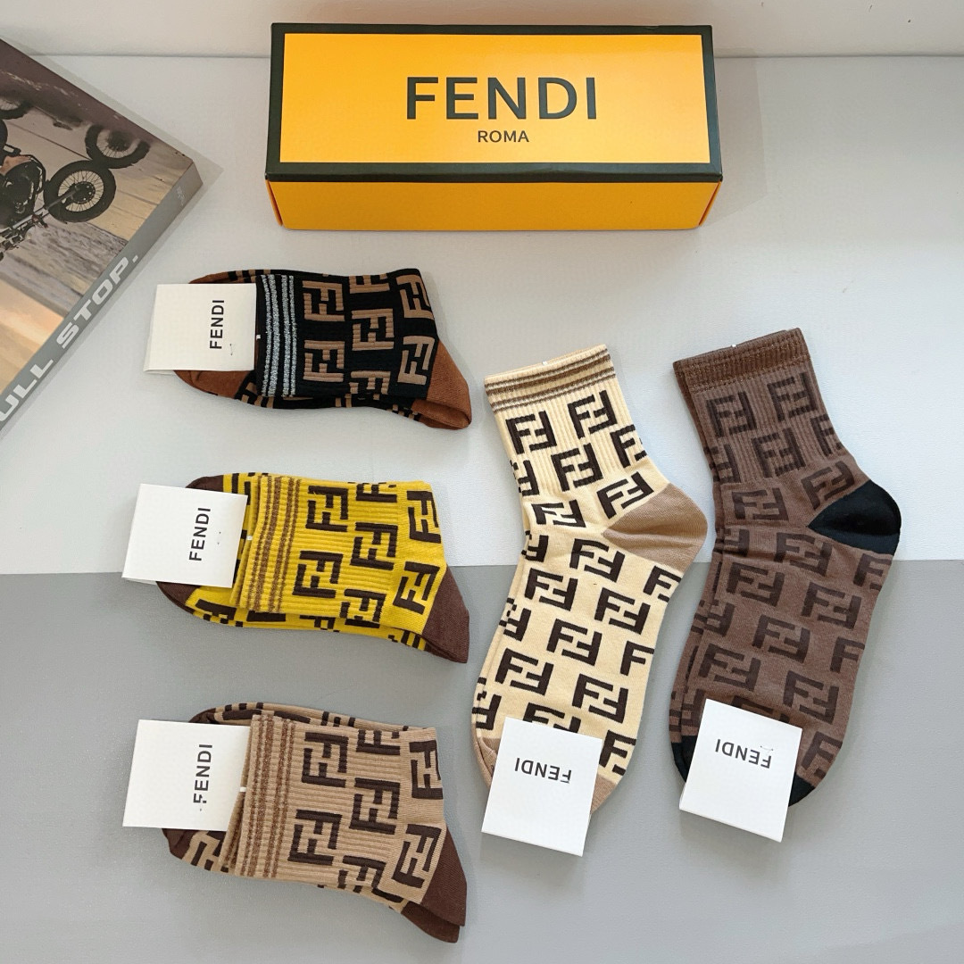 配包装（一盒5双）
FENDI  芬迪  字母双Ｆ经典款中筒袜子，💓实用好穿 柔软透气，时尚百搭款，大牌