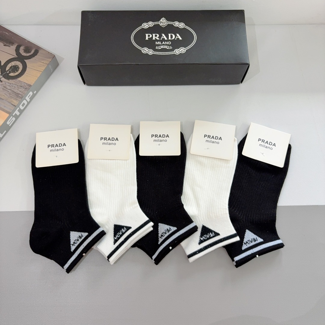 配包装（一盒5双） 
PRADA 普拉达 新款短筒袜子，纯棉面料，经典三角标logo 个性时尚百搭款，你