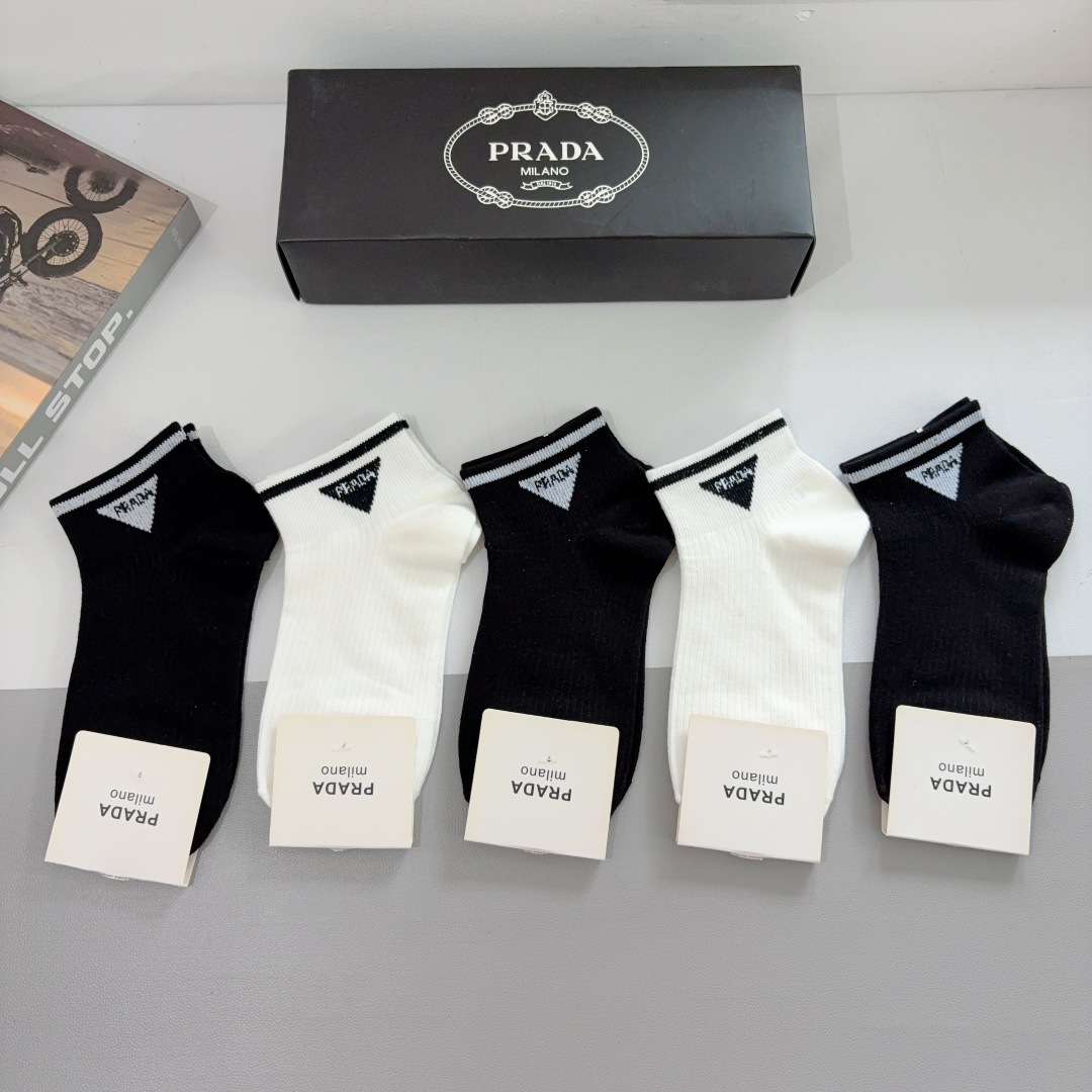 配包装（一盒5双） 
PRADA 普拉达 新款短筒袜子，纯棉面料，经典三角标logo 个性时尚百搭款，你