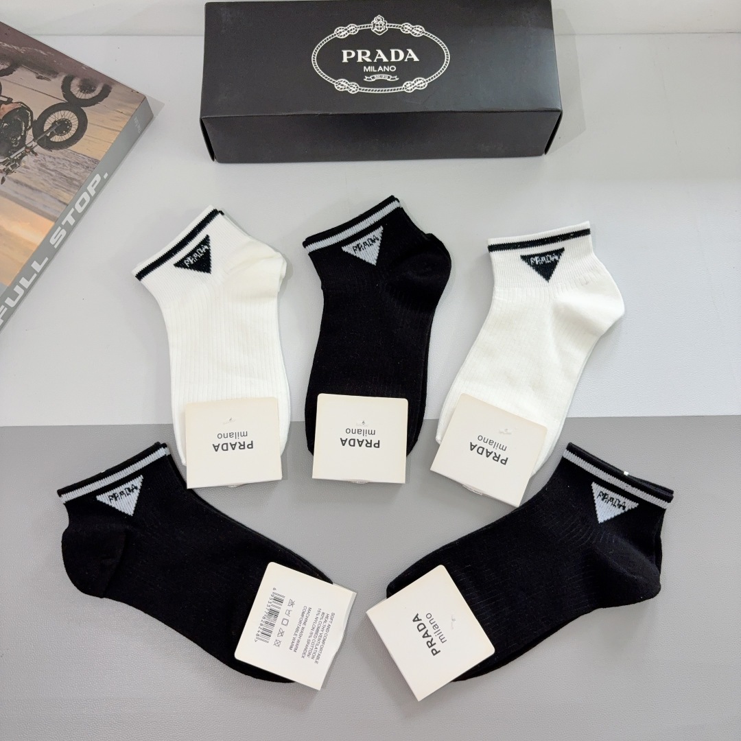 配包装（一盒5双） 
PRADA 普拉达 新款短筒袜子，纯棉面料，经典三角标logo 个性时尚百搭款，你