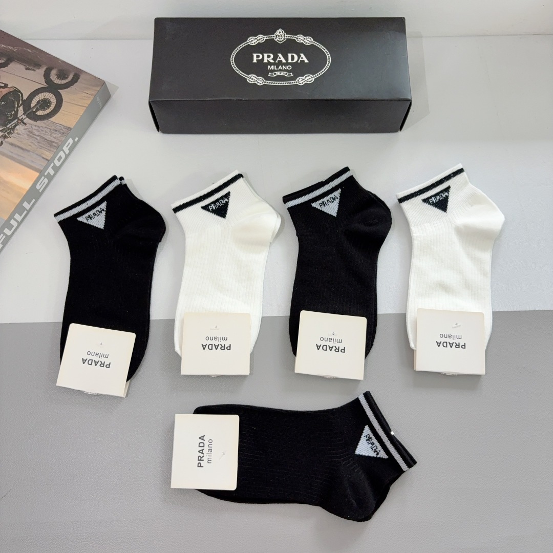 配包装（一盒5双） 
PRADA 普拉达 新款短筒袜子，纯棉面料，经典三角标logo 个性时尚百搭款，你