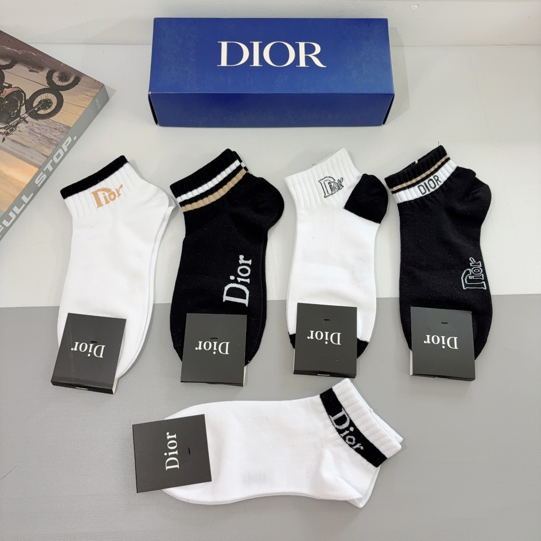 配包装（一盒5双）
Dior 迪奥 新款字母短筒袜子！网红专柜同步船袜，💛大牌出街，潮人必备。超好搭