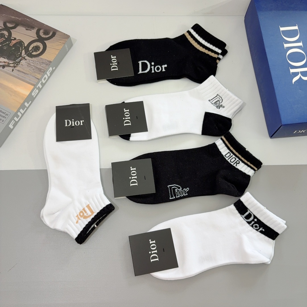 配包装（一盒5双）
Dior 迪奥 新款字母短筒袜子！网红专柜同步船袜，💛大牌出街，潮人必备。超好搭