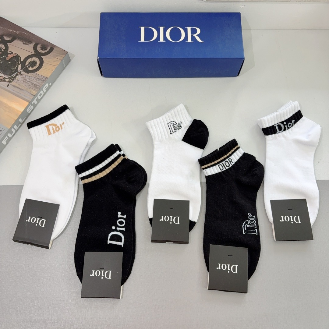 配包装（一盒5双）
Dior 迪奥 新款字母短筒袜子！网红专柜同步船袜，💛大牌出街，潮人必备。超好搭