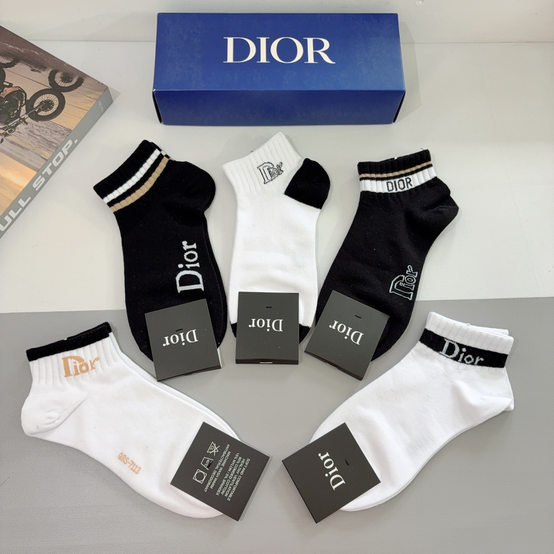 配包装（一盒5双）
Dior 迪奥 新款字母短筒袜子！网红专柜同步船袜，💛大牌出街，潮人必备。超好搭