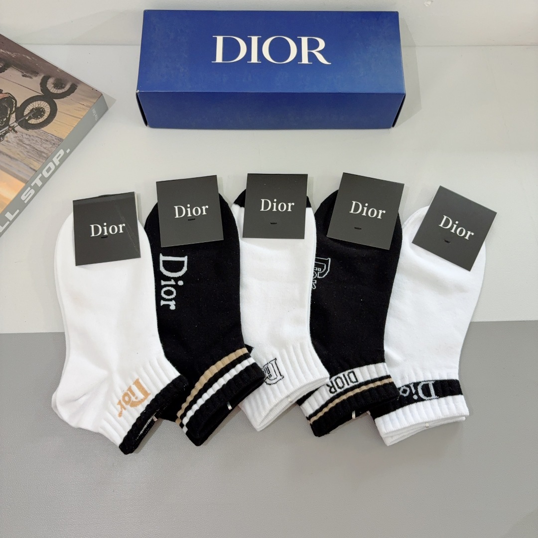 配包装（一盒5双）
Dior 迪奥 新款字母短筒袜子！网红专柜同步船袜，💛大牌出街，潮人必备。超好搭