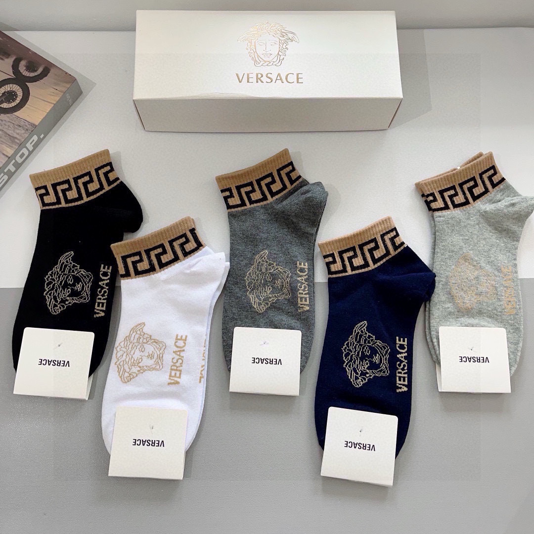 配包装【一盒五双】
欧美大牌 VERSACE范思哲 好看到爆炸欧美大牌船袜。男女款🌟潮人必不能少的专柜代