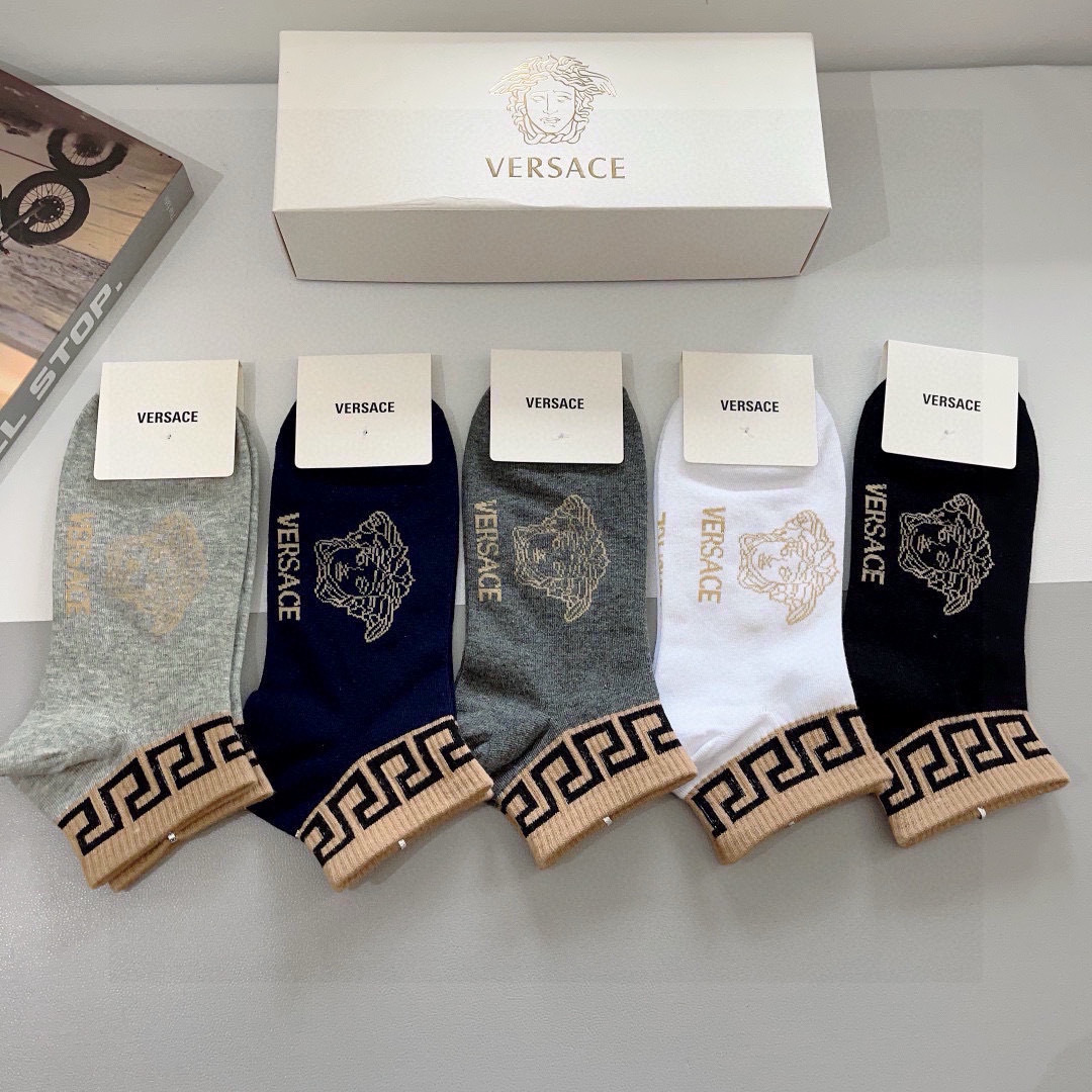 配包装【一盒五双】
欧美大牌 VERSACE范思哲 好看到爆炸欧美大牌船袜。男女款🌟潮人必不能少的专柜代