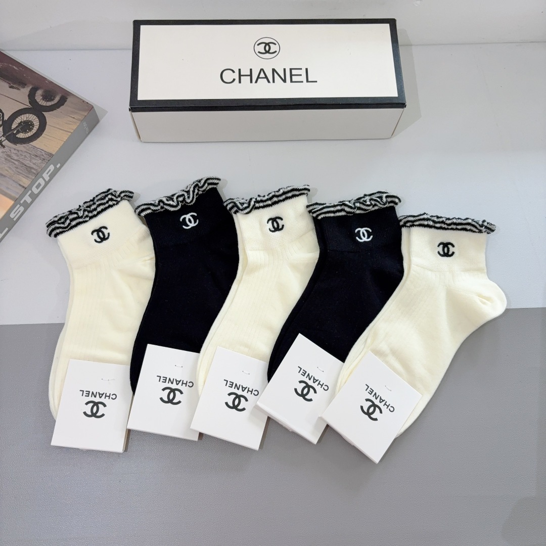 配包装【一盒5双】 
香奈儿 CHANEL新款刺绣中筒袜子❗专柜同步上新，超柔软舒适，专柜爆款双C系列超