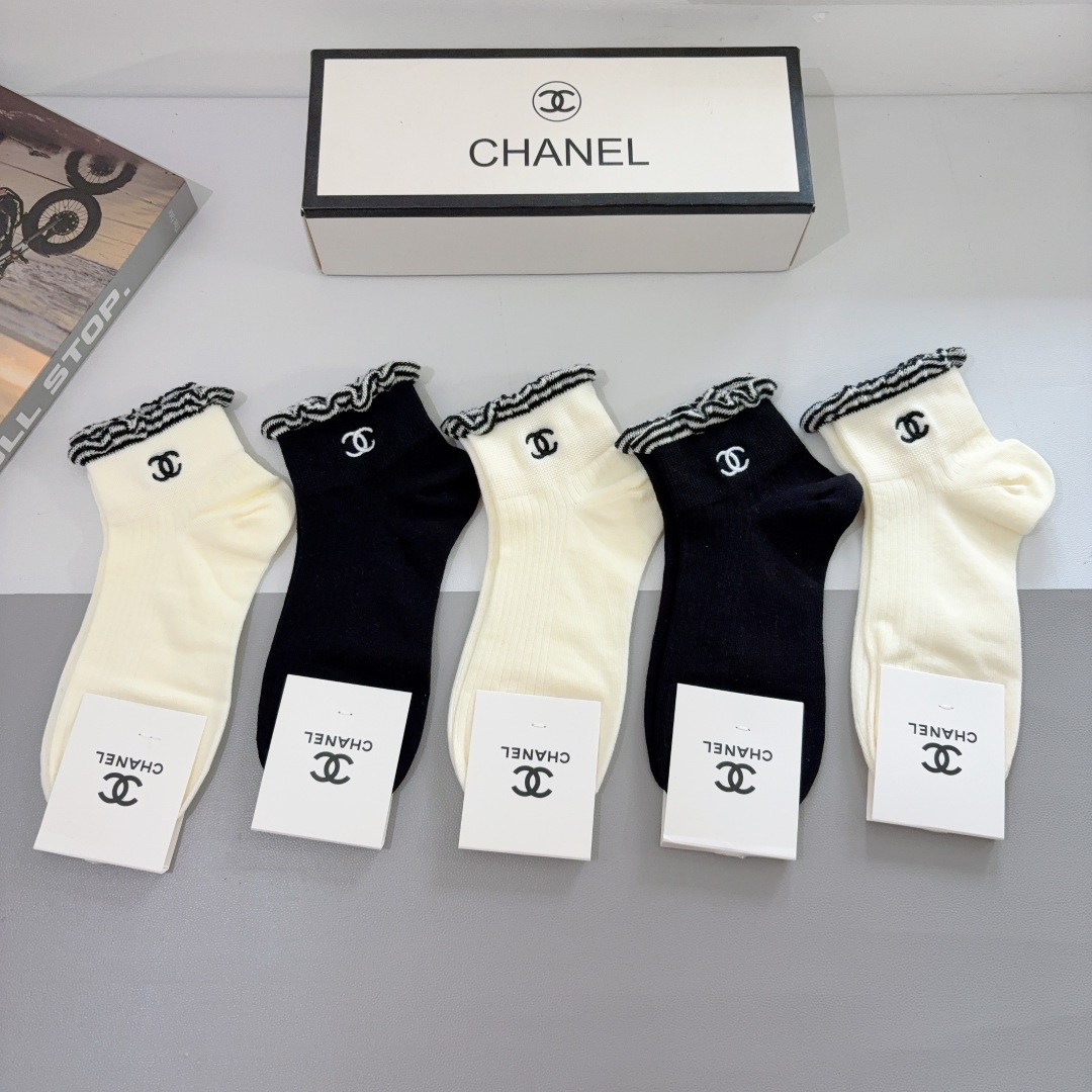 配包装【一盒5双】 
香奈儿 CHANEL新款刺绣中筒袜子❗专柜同步上新，超柔软舒适，专柜爆款双C系列超