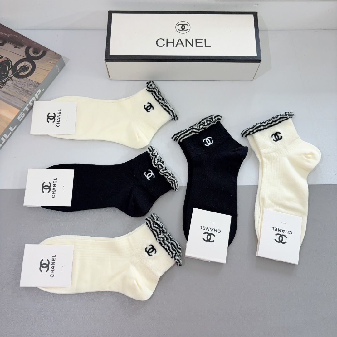 配包装【一盒5双】 
香奈儿 CHANEL新款刺绣中筒袜子❗专柜同步上新，超柔软舒适，专柜爆款双C系列超