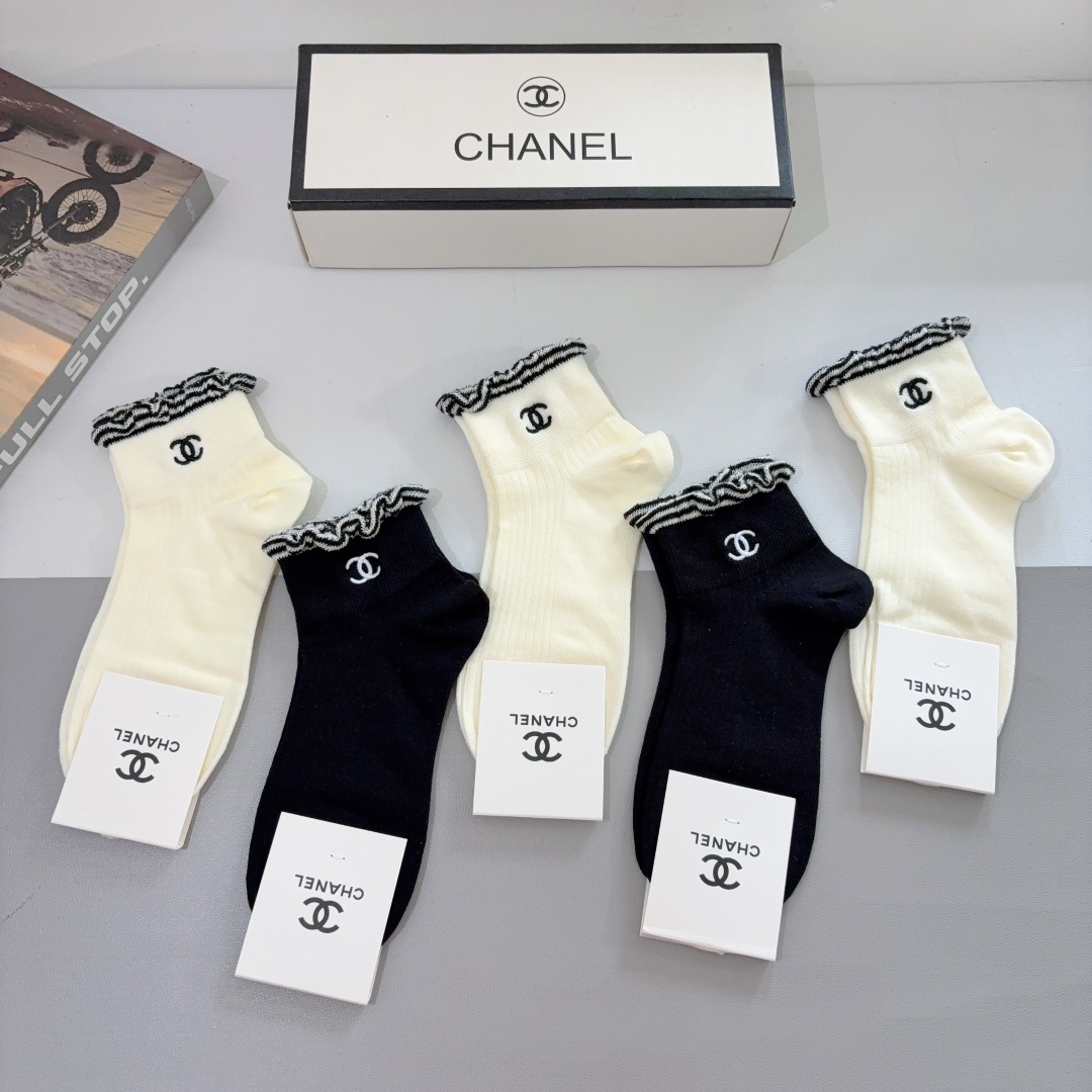 配包装【一盒5双】 
香奈儿 CHANEL新款刺绣中筒袜子❗专柜同步上新，超柔软舒适，专柜爆款双C系列超