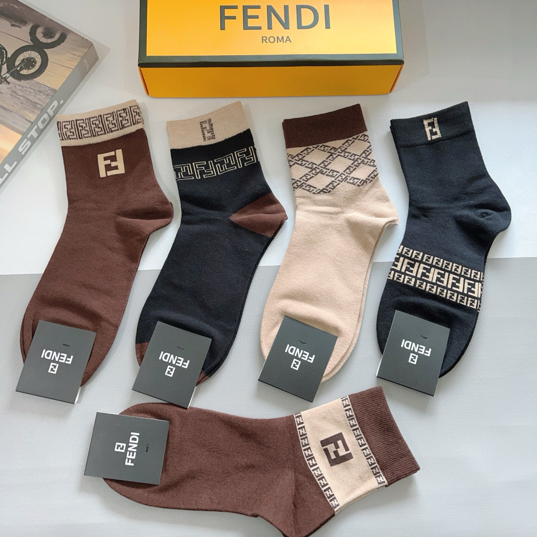 配包装（一盒5双）
FENDI 芬迪经典中长款袜子❗️高版本纯棉材质柔软，秒杀市场普通货，经典的双F图案