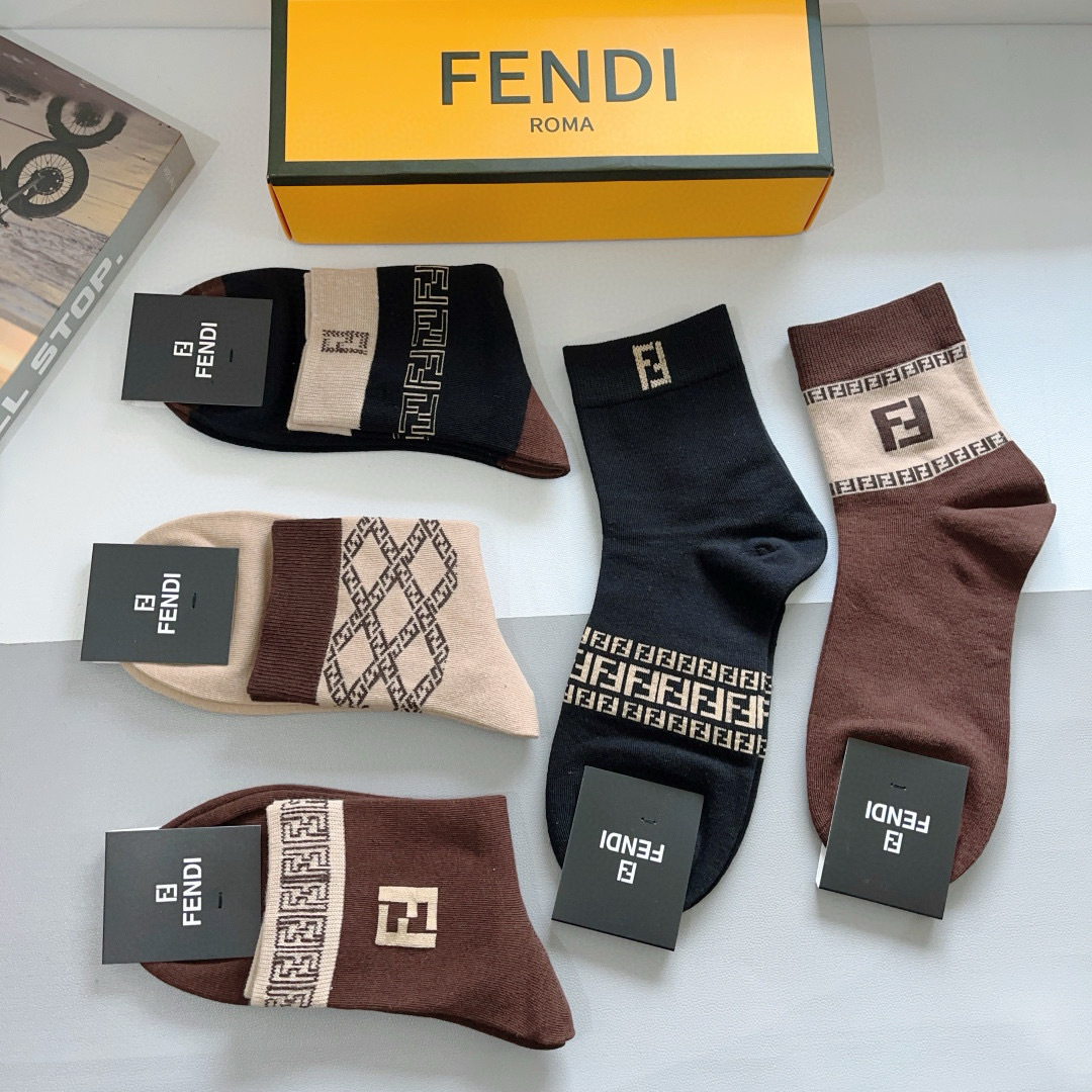 配包装（一盒5双）
FENDI 芬迪经典中长款袜子❗️高版本纯棉材质柔软，秒杀市场普通货，经典的双F图案
