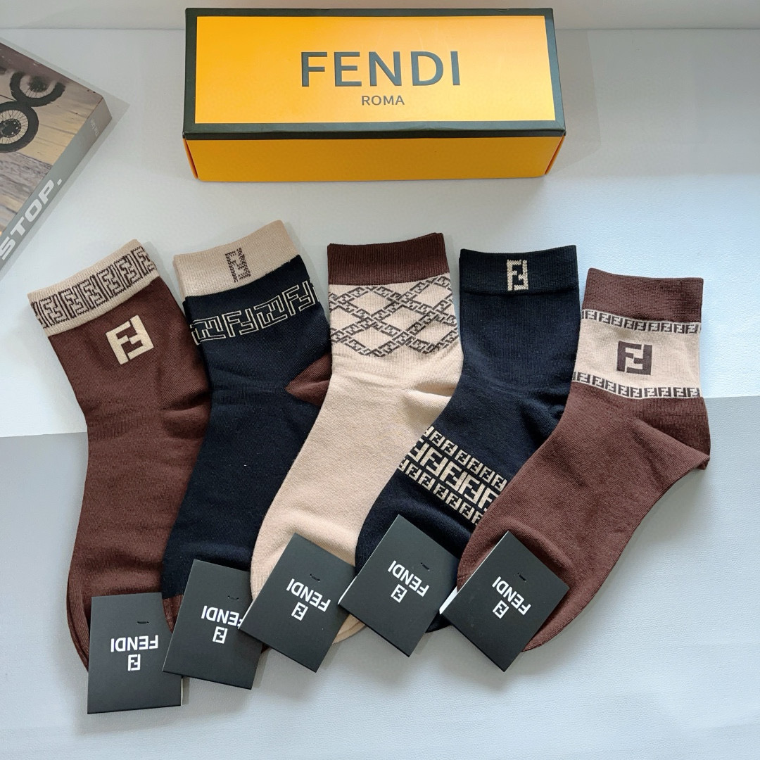 配包装（一盒5双）
FENDI 芬迪经典中长款袜子❗️高版本纯棉材质柔软，秒杀市场普通货，经典的双F图案
