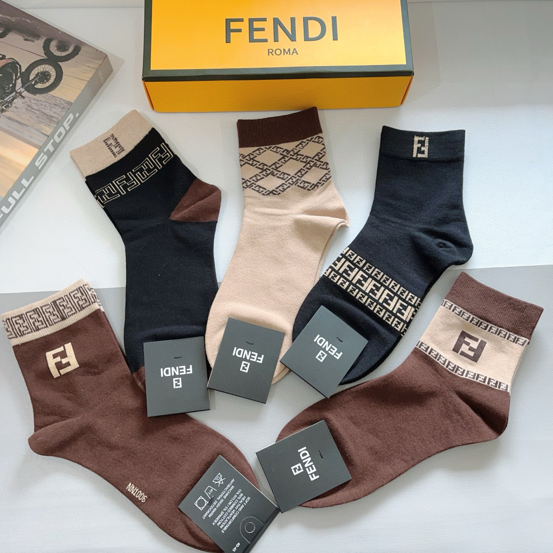 配包装（一盒5双）
FENDI 芬迪经典中长款袜子❗️高版本纯棉材质柔软，秒杀市场普通货，经典的双F图案