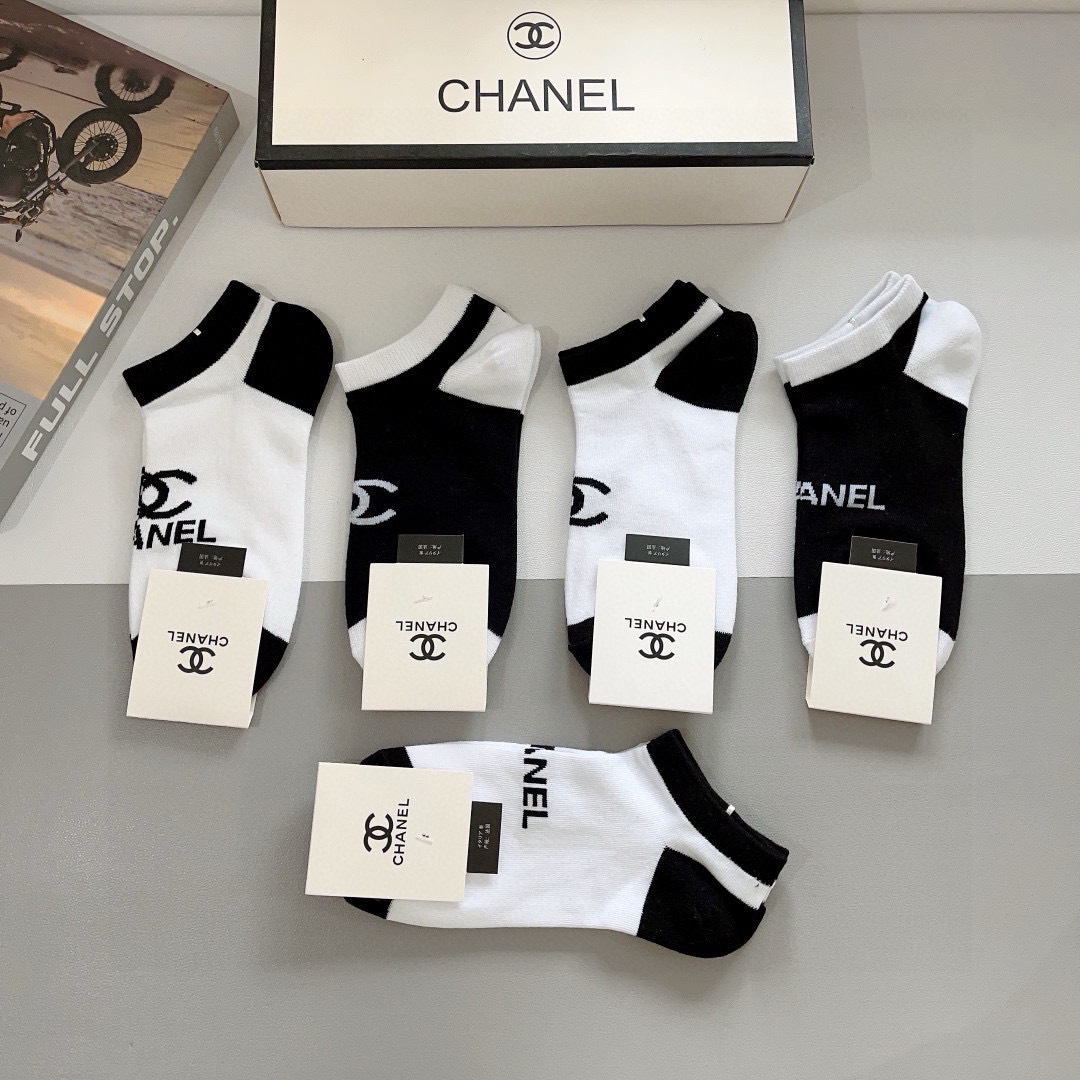 配包装（一盒5双）
CHANEL 香奈儿经典袜子❗️高版本纯棉材质柔软，秒杀市场普通货，经典的双C图案l
