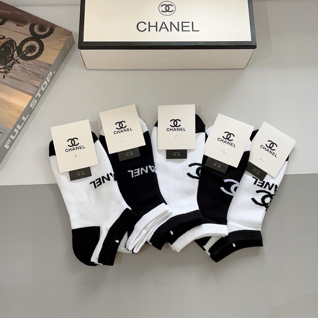 配包装（一盒5双）
CHANEL 香奈儿经典袜子❗️高版本纯棉材质柔软，秒杀市场普通货，经典的双C图案l