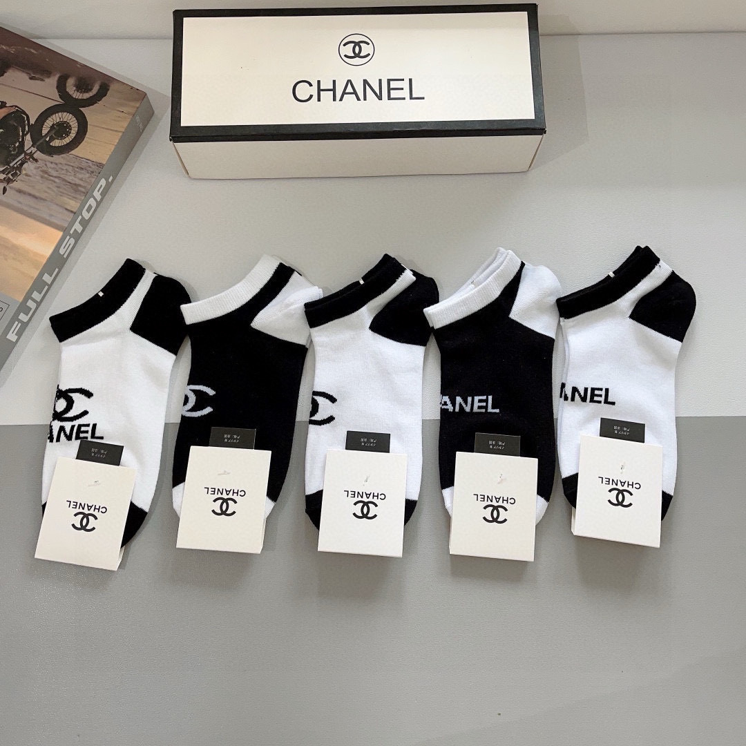 配包装（一盒5双）
CHANEL 香奈儿经典袜子❗️高版本纯棉材质柔软，秒杀市场普通货，经典的双C图案l