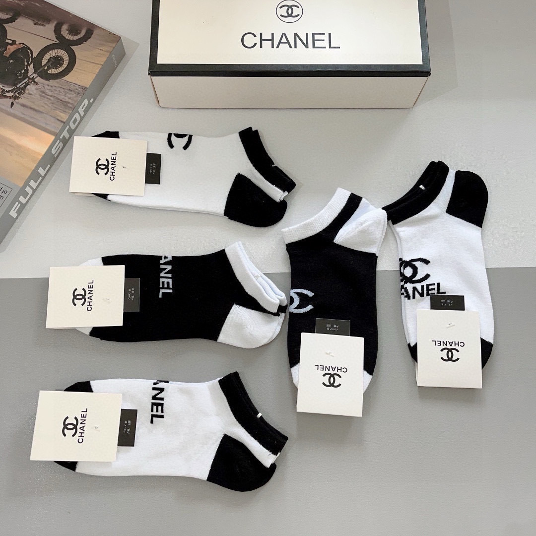 配包装（一盒5双）
CHANEL 香奈儿经典袜子❗️高版本纯棉材质柔软，秒杀市场普通货，经典的双C图案l