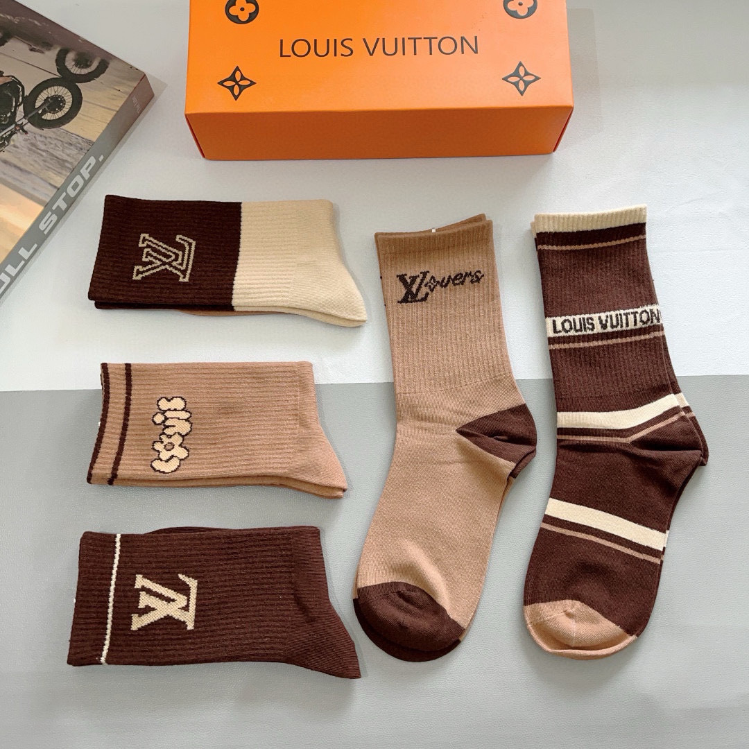 配包装（一盒5双）
 🌟 LV 路易威登 超火爆小单品，纯棉面料，潮人必备 爆款，经典字母logo长筒袜